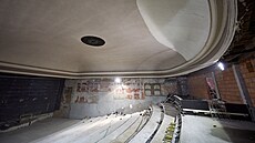 Skor&#780;epina stropu při opravách kina Vesmír v Trutnově (2022)