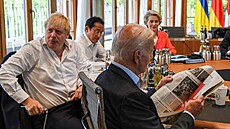 Po levé stran britský premiér Boris Johnson, japonský premiér Fumio Kiida,...