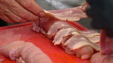 Každý dílek rolády pečlivě obalíte plátkem anglické slaniny.