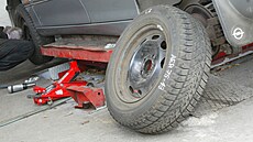 Oprava pokozené pneumatiky je vdy komplikací.