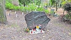 Náhrobek ozna�ující d�tský h�bitov.
