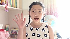 Malá Severokorejka Song A v propaganím videu