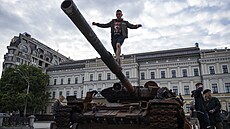 Mu zkouí pejít hlave znieného ruského tanku v centru Kyjeva. (27. kvtna...