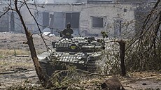 Ukrajinský tank na pozici během těžkých bojů na frontové linii v Severodoněcku....