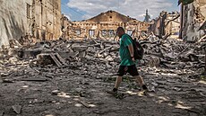 Místní obyvatel prochází před budovou zničenou vojenským úderem v Lysyčansku v...