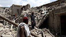 Afghánci stojí uprosted trosek zniených dom po niivém zemtesení. (23....