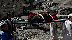 Afghánští chlapci nesou těla dítěte, které nepřežilo tamní zemětřesení. (23....