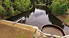 V lesích na Chomutovsku, poblíž hranic s Německem, byla obnovena vodní nádrž...