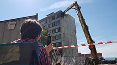 Demolice panelového domu v Gluckově ulici na sídlišti Janov. (24.6.2022)