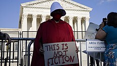 lovk obleený v kostýmu z Píbhu sluebnice protestuje za práva na potrat...