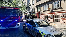 V domě v Soběslavské ulici v Praze zasahují hasiči a policisté u výbuchu plynu...