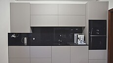 Atypicky hluboká horní sk�í�ka vlevo skrývá kotel. Odolný materiál Fenix na...