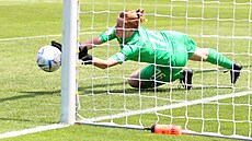 Brankáka Tereza Fuchsová vyráí stelu Francouzky Noémi Mouchon z pokutového...