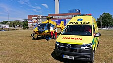 Záchranářský vrtulník přistál na louce u Paláce Pardubice, kam zraněného z...