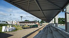 Fotbalový stadion se za�íná rýsovat.