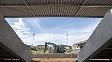 Fotbalový stadion se zaíná rýsovat.