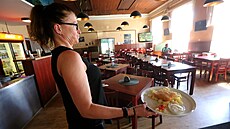 Zdražování vede k tomu, že do restaurací a hospod nyní chodí méně hostů,...