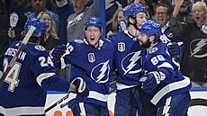 Hokejisté Tampa Bay Lightning slaví gól Ondeje Paláta (druhý zleva).