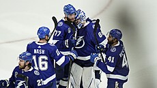 Hokejisté Tampa Bay Lightning oceují svého brankáe Andreje Vasilevského.