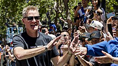 Basketbalisté Golden State Warriors slaví titul z NBA v ulicích San Franciska....