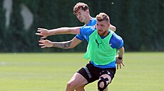 Ladislav Takács (vpedu) a Jan Kubala na tréninku Baníku Ostrava