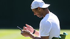 Rafael Nadal bhem tréninku ve Wimbledonu