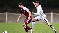 Bernardo Rosa (vlevo) v dresu juniorky West Hamu v zápase proti mladík�m ze...