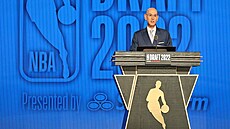 Komisioná Adam Silver ped drafte do NBA 2022