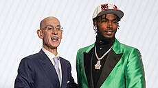 Tari Eason vstupuje do NBA, gratuluje mu komisioná Adam Silver.