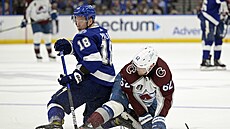 Ondej Palát (18) z Tampa Bay Lightning a Artturi Lehkonen (62) z Colorado...