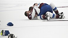 Nathan MacKinnon (nahoe) a Erik Johnson slaví zisk Stanley Cupu pro Colorado...