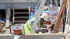 Oblá�ek, nástavba pro odd�lení hemato-onkologie, roste na budov� B plze�ské...