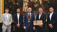 Zástupci fotbalové Sparty pevzali klí od Prahy, který získal zpt po...