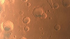 Jeden ze snímk Marsu, který poídila ínská kosmická lo bhem svých pelet.