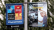 Výzdoba v ulicích španělského Madridu před začátkem summitu NATO. (22. června...