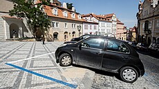 V Nerudov ulici v Praze 1 nejprve kvli turistm rozíili chodník, pak na nj...