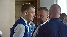 Tomáš Fiala se krátce po vynesení rozsudku radí se svým advokátem Prokopem...