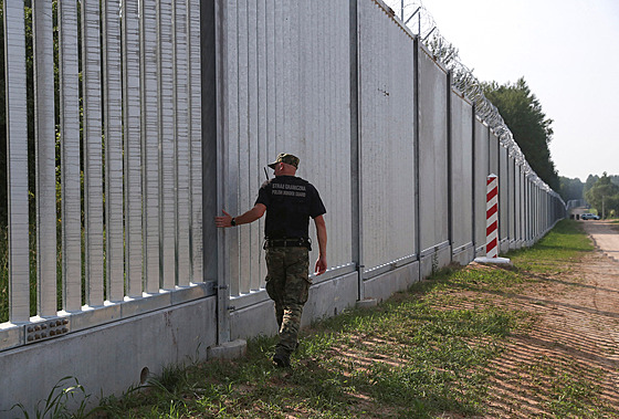 Polský pohraniník prochází podél nového plotu na hranicích s Bloruskem. (30....