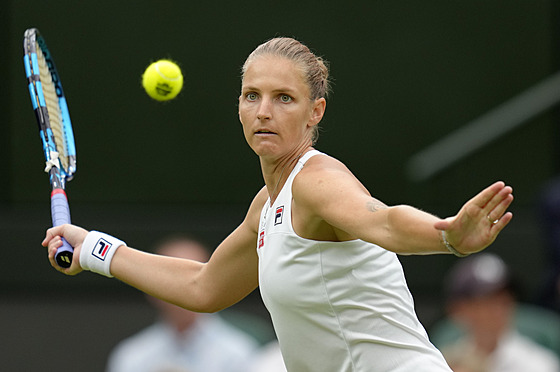 �eská tenistka Karolína Plí�ková ve druhém kole Wimbledonu soust�ed�n� pozoruje...