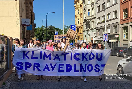Příznivci spolku Klimatická žaloba před soudním projednání v Praze (15. června...