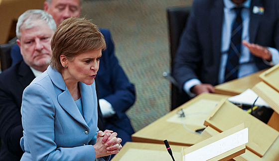 Skotská premiérka Nicola Sturgeonová hovoí ve Skotském Parlamentu v...