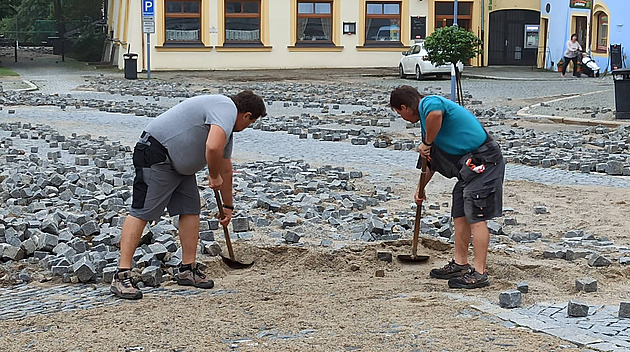Blesková povodeň v Týně vytrhala dlažbu z náměstí, opravy budou drahé