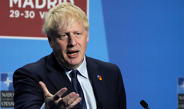 Proč rezignovali dva ministři z Johnsonovy vlády? „Azbestový“ premiér se nehodlá vzdát moci