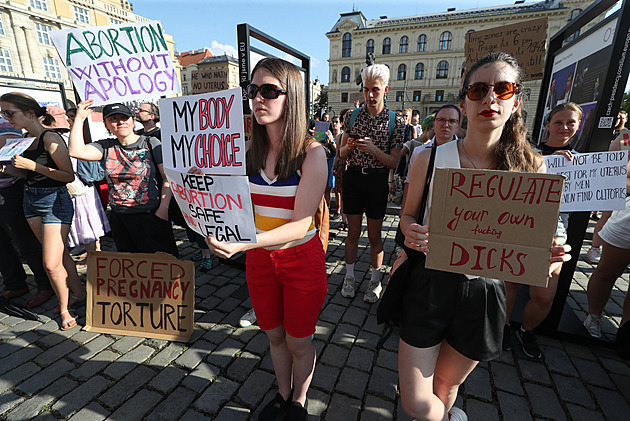Ruce pryč od našich děloh! Pochod Prahou odsoudil potratový verdikt v USA