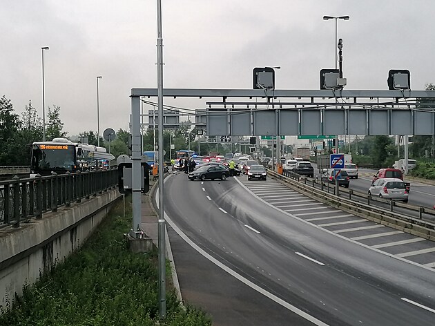<p>Vážná nehoda dvou osobních vozidel se zraněním blokuje vjezd do Zlíchovského tunelu od Barrandova. Na místě jsou všechny složky IZS. Doprava kolabuje a MHD má obousměrně zpoždění do 25 minut.</p>