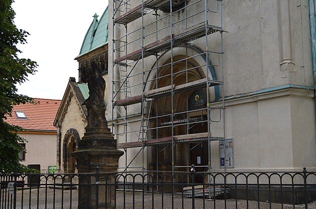 <p>I čakovický kostel sv. Remigia potřebuje opravu. Do místní farnosti spadají krom Čakovic také Letňany, Třeboradice, Miškovice a Veleň.</p>
