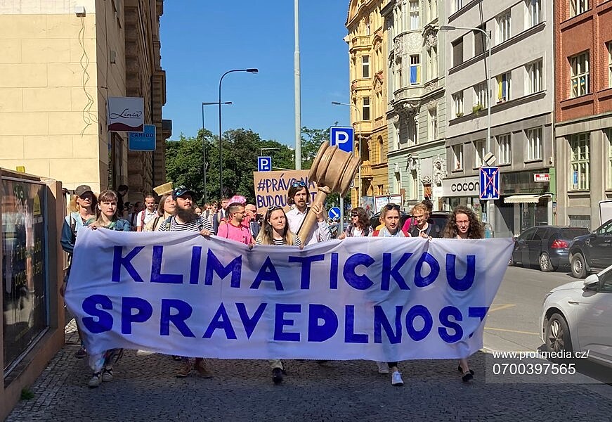 P�íznivci spolku Klimatická �aloba p�ed soudním projednání v Praze (15. �ervna...