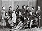 Velká rodina. Na fotce z roku 1876 stojí Sigmund Freud vlevo, rukou se opírá o...