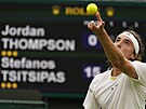 ecký tenista Stefanos Tsitsipas podává ve druhém kole Wimbledonu.