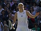 Polská tenistka Iga wiateková se raduje z postupu do tetího kola Wimbledonu.